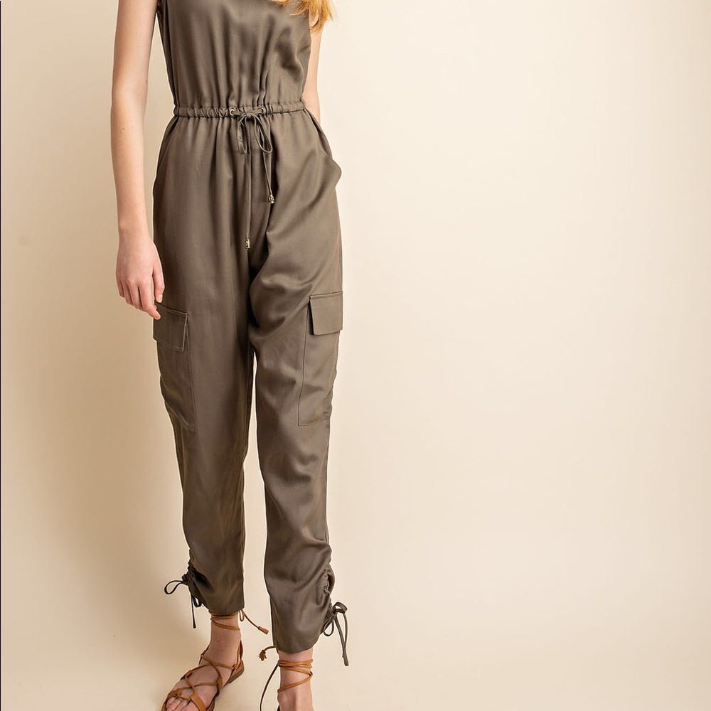 1 Small left! NWT 💕 Fabulous Olive Cargo Ruched Ankle Jumpsuit - Picture 5 of 8